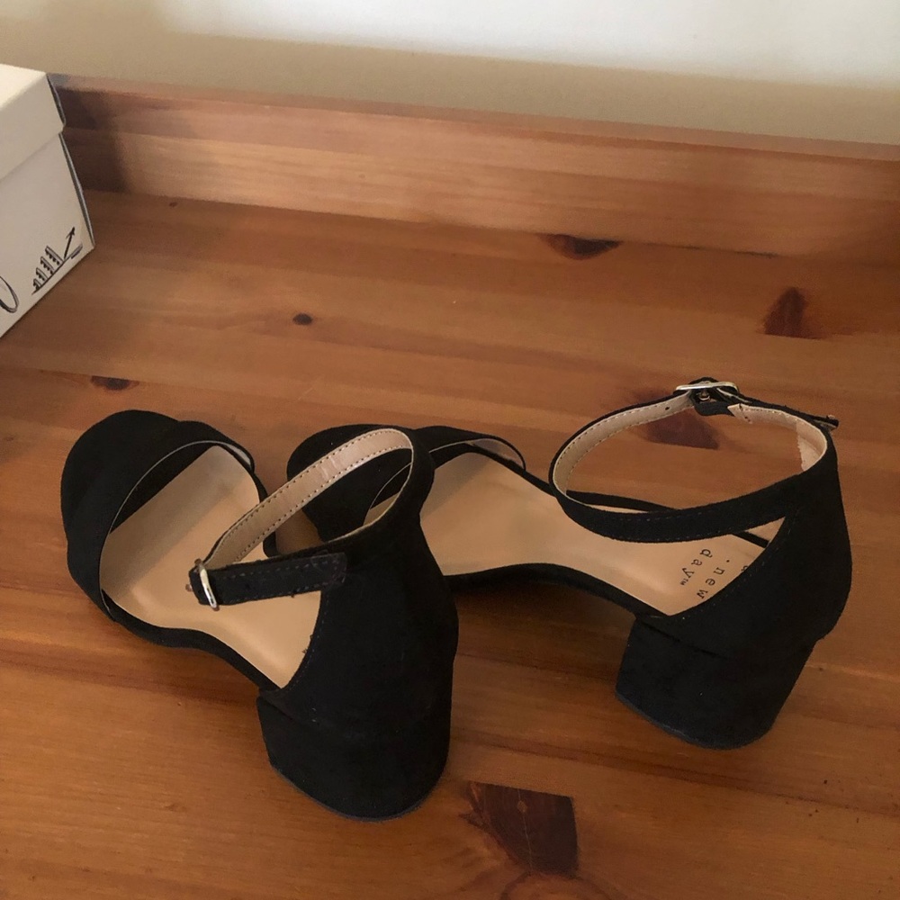 black velvet Ladies Size 6 dress shoes. Worn once.